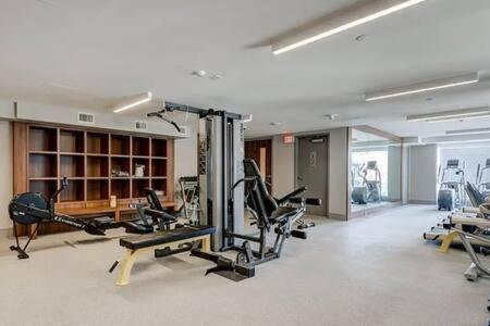 Guest Favorite Riverside Retreat- Walking Trails, Downtown Near Stampede! Free Banff Pass, Wine, Gym, Parking! 卡加利 外观 照片